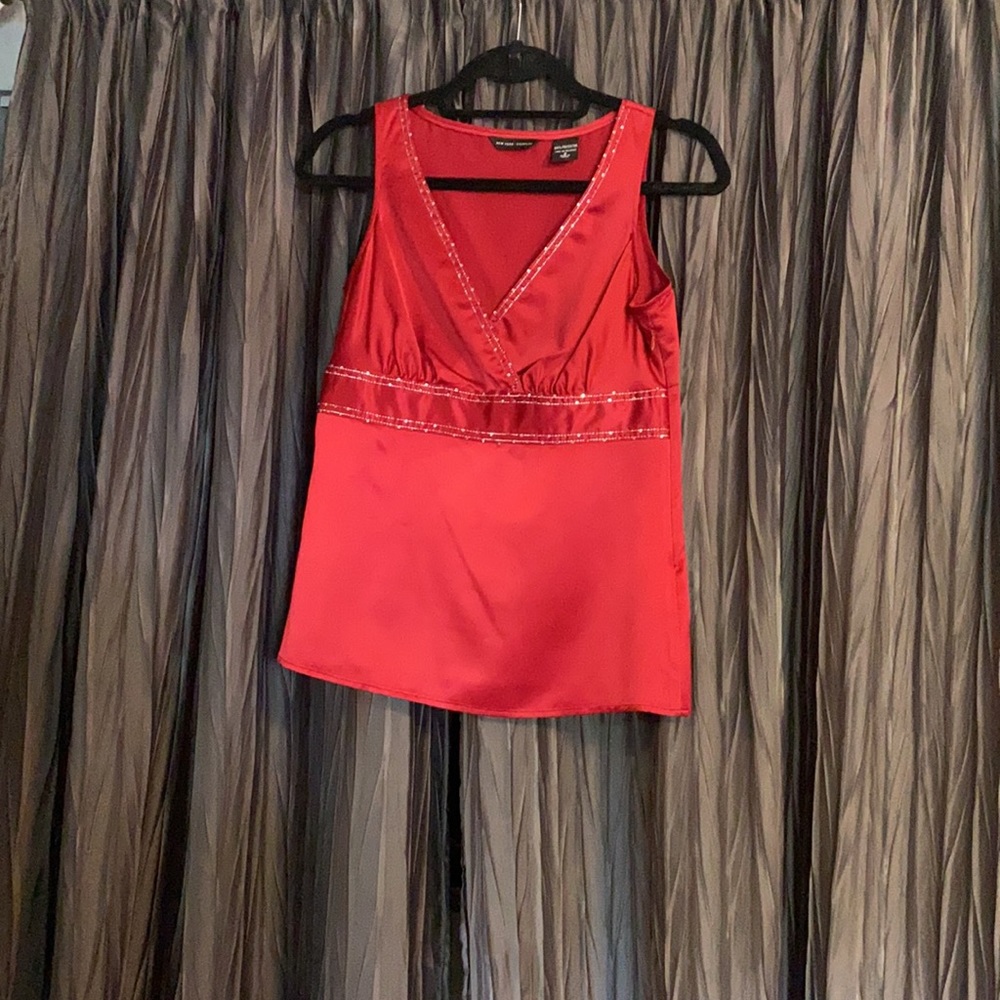 Red sleeveless dress shirt